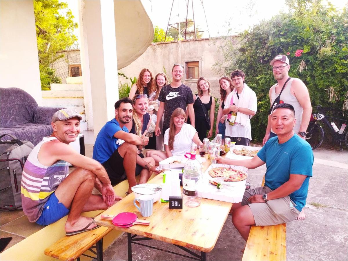 Pinegroove Hostel Vlora エクステリア 写真