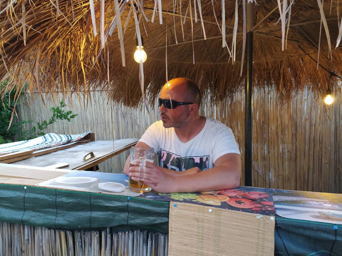 Pinegroove Hostel Vlora エクステリア 写真