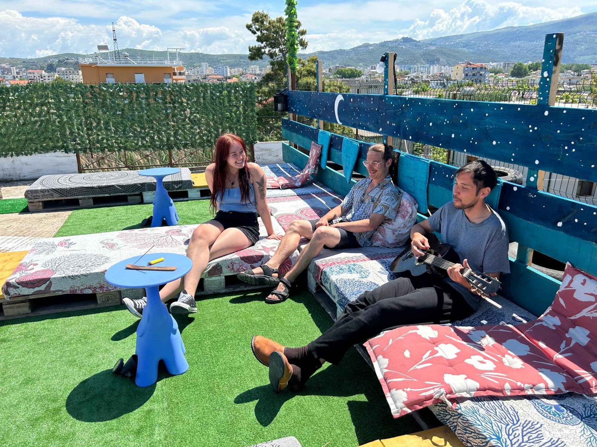 Pinegroove Hostel Vlora エクステリア 写真