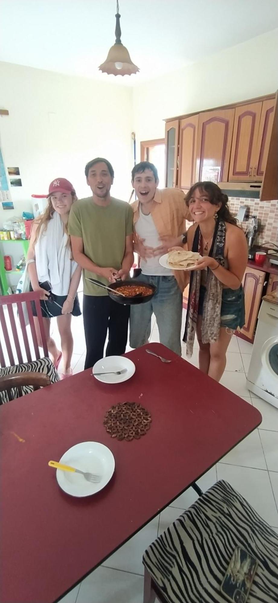 Pinegroove Hostel Vlora エクステリア 写真